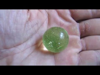 Uranium glass and black light lamp (ultraviolet light) / Урановое стекло и ультрафиолетовая лампа
