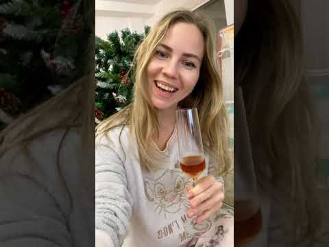 Танцы у елки с испанскими попугаями и мужем #shorts Танцы у елки с испанскими попугаями и мужем #shorts