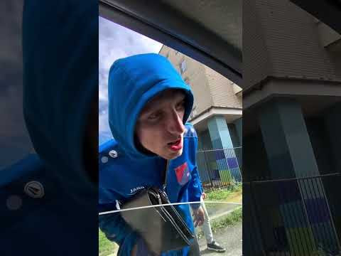 Он под чем