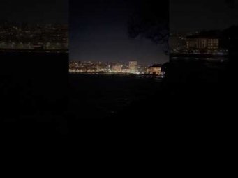 Luces en la costa nocturna 