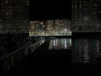 Caminando junto al mar 